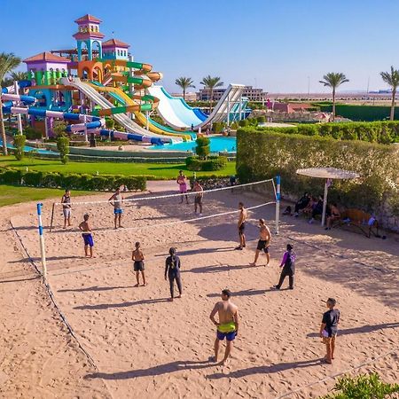 Hotel Charmillion Club Aquapark à Charm el-Cheikh Extérieur photo Tourists playing beach volleyball in Egypt