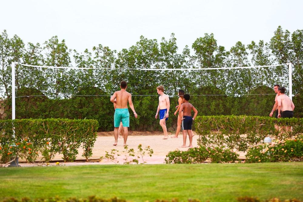 Hotel Charmillion Club Aquapark à Charm el-Cheikh Extérieur photo Volleyball at the beach