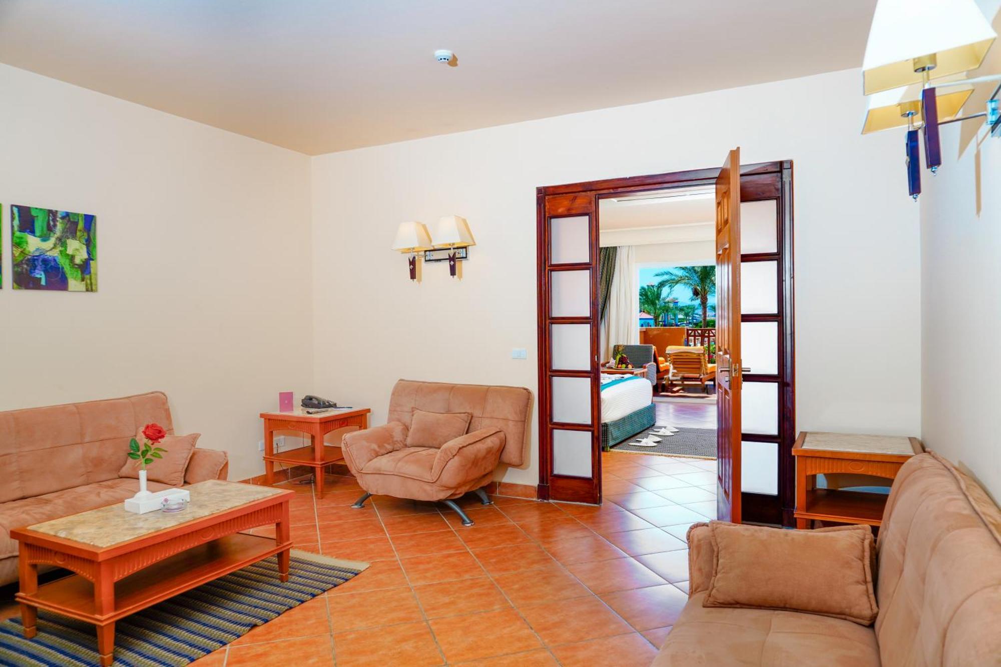Hotel Charmillion Club Aquapark à Charm el-Cheikh Chambre photo A suite at the hotel